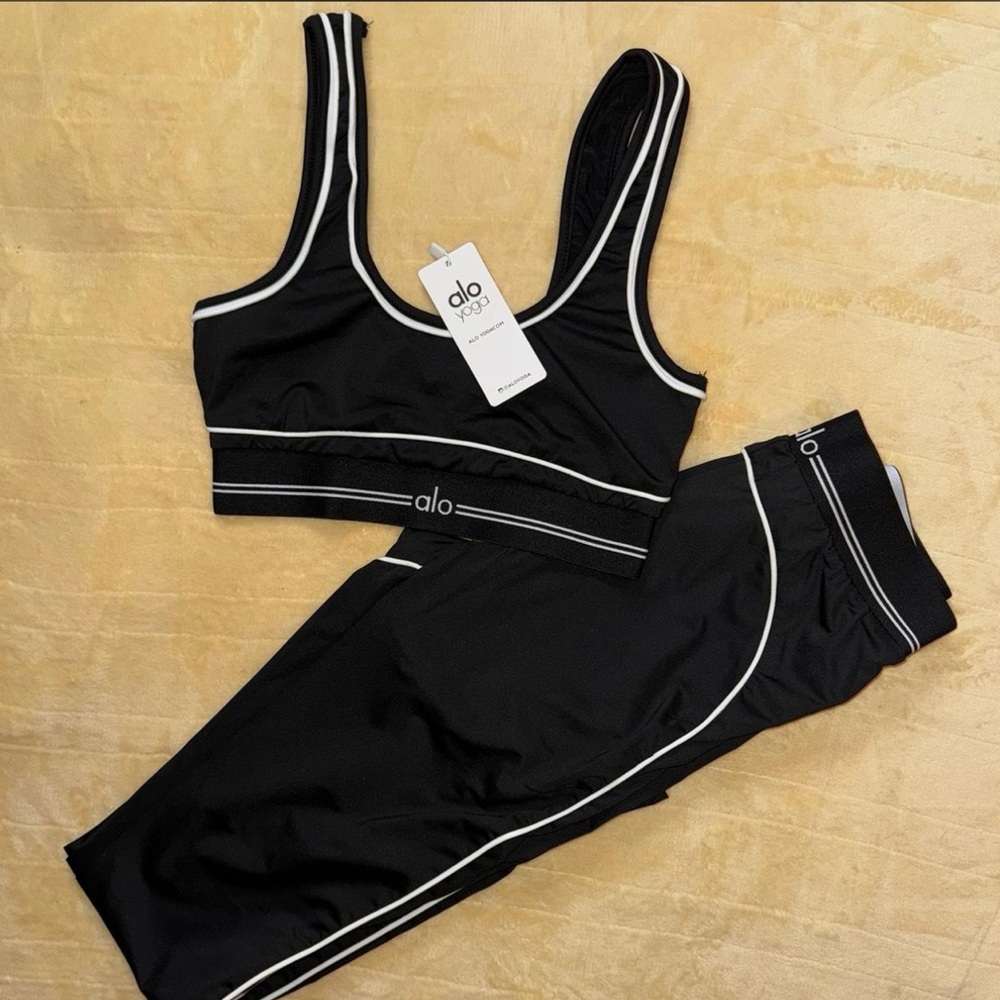 ALO Yoga Black Sports Bra and Leggings Set with White Piping